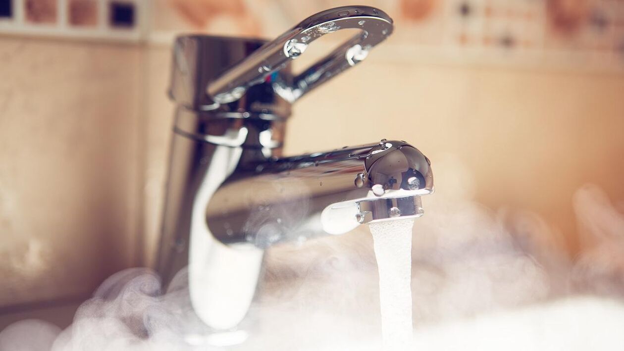 Grifo de auga quente para vaporizar o pene con refresco antes da ampliación