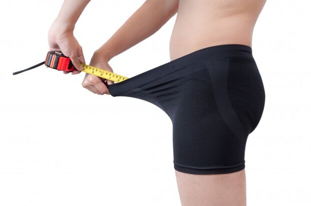 O home mide a lonxitude do pene